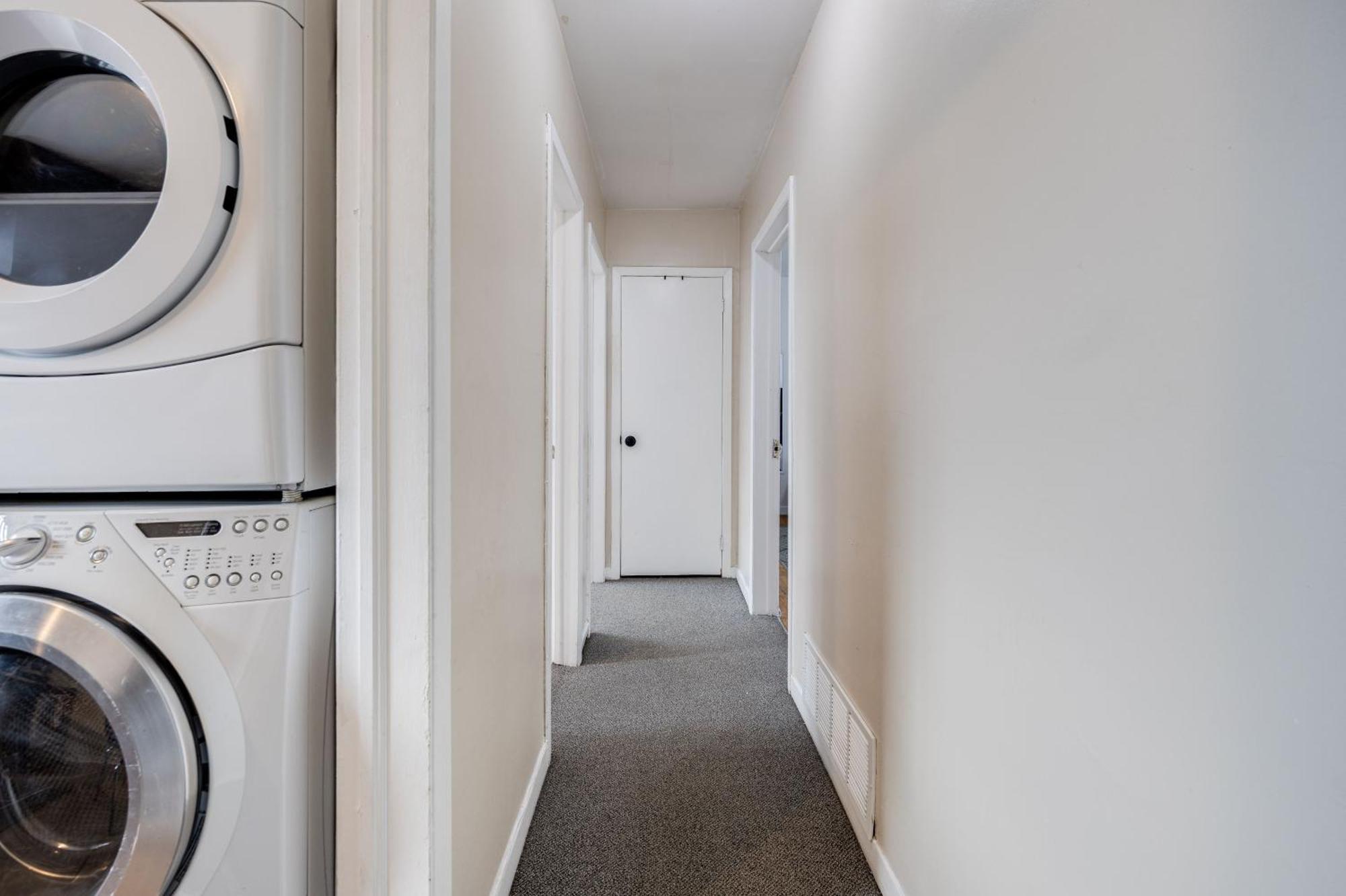 Eglinton West Guest Suite Торонто Екстериор снимка