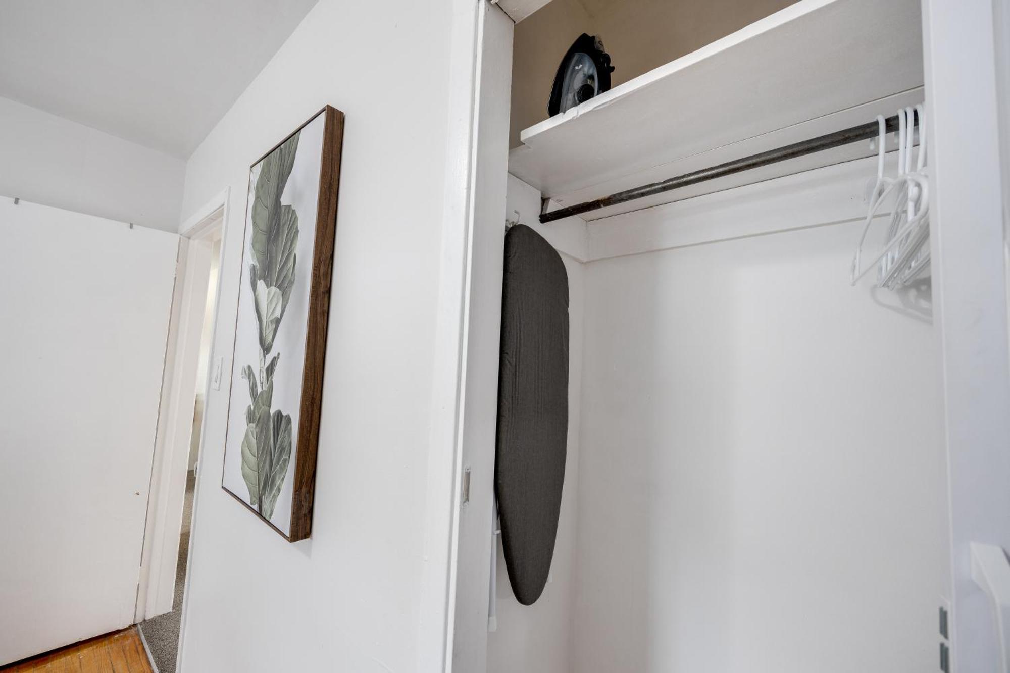 Eglinton West Guest Suite Торонто Екстериор снимка