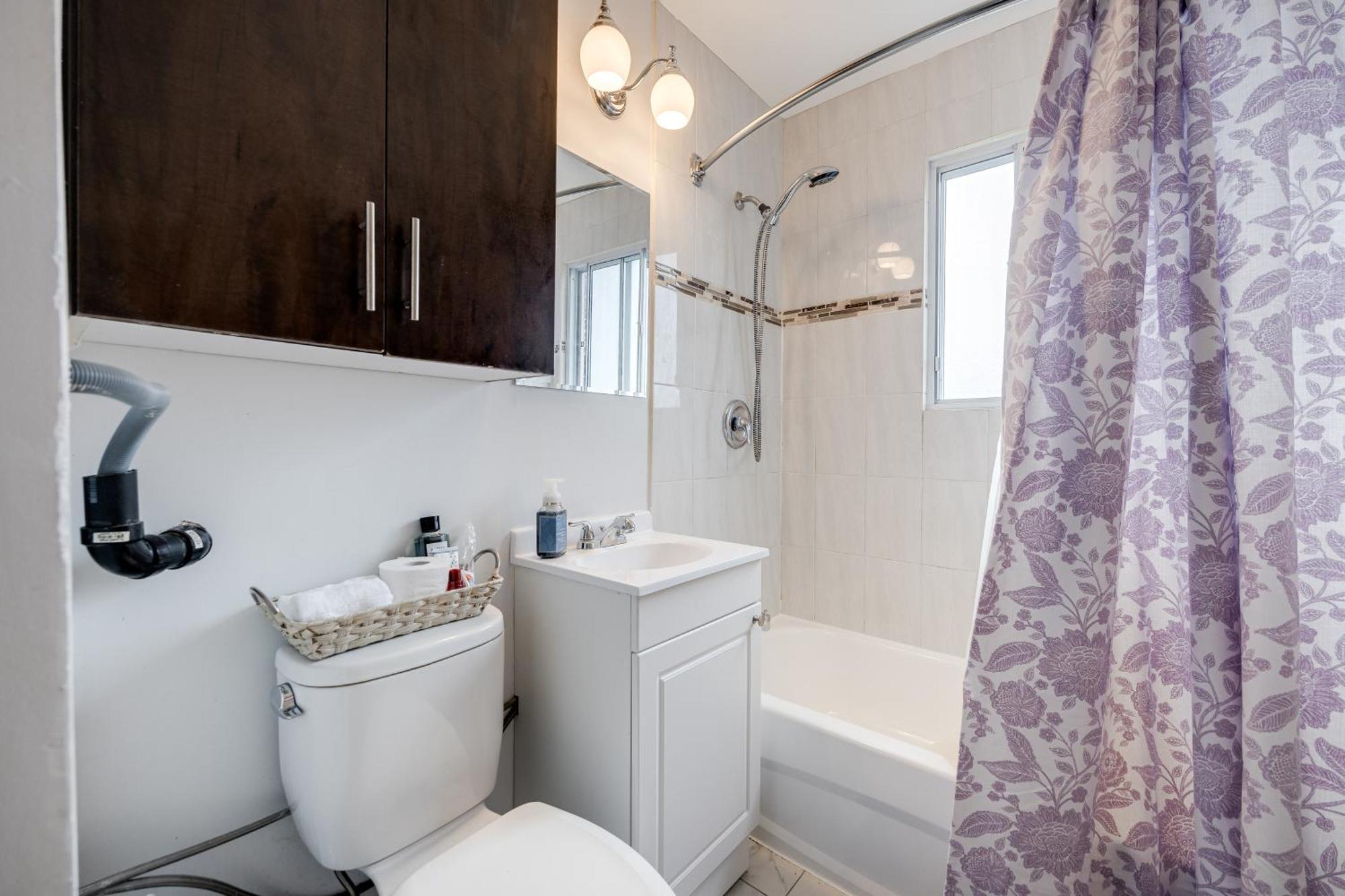 Eglinton West Guest Suite Торонто Екстериор снимка