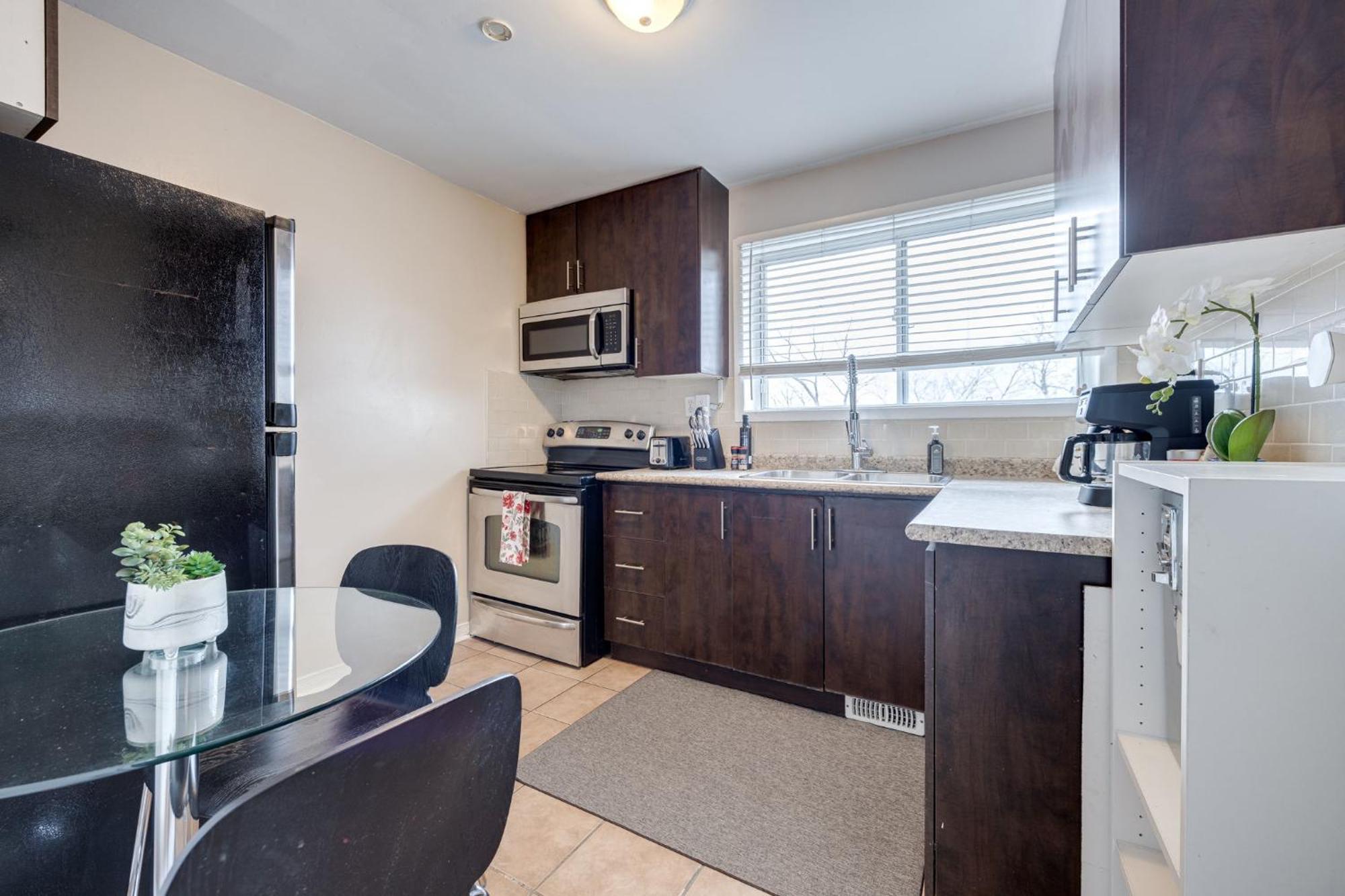 Eglinton West Guest Suite Торонто Екстериор снимка