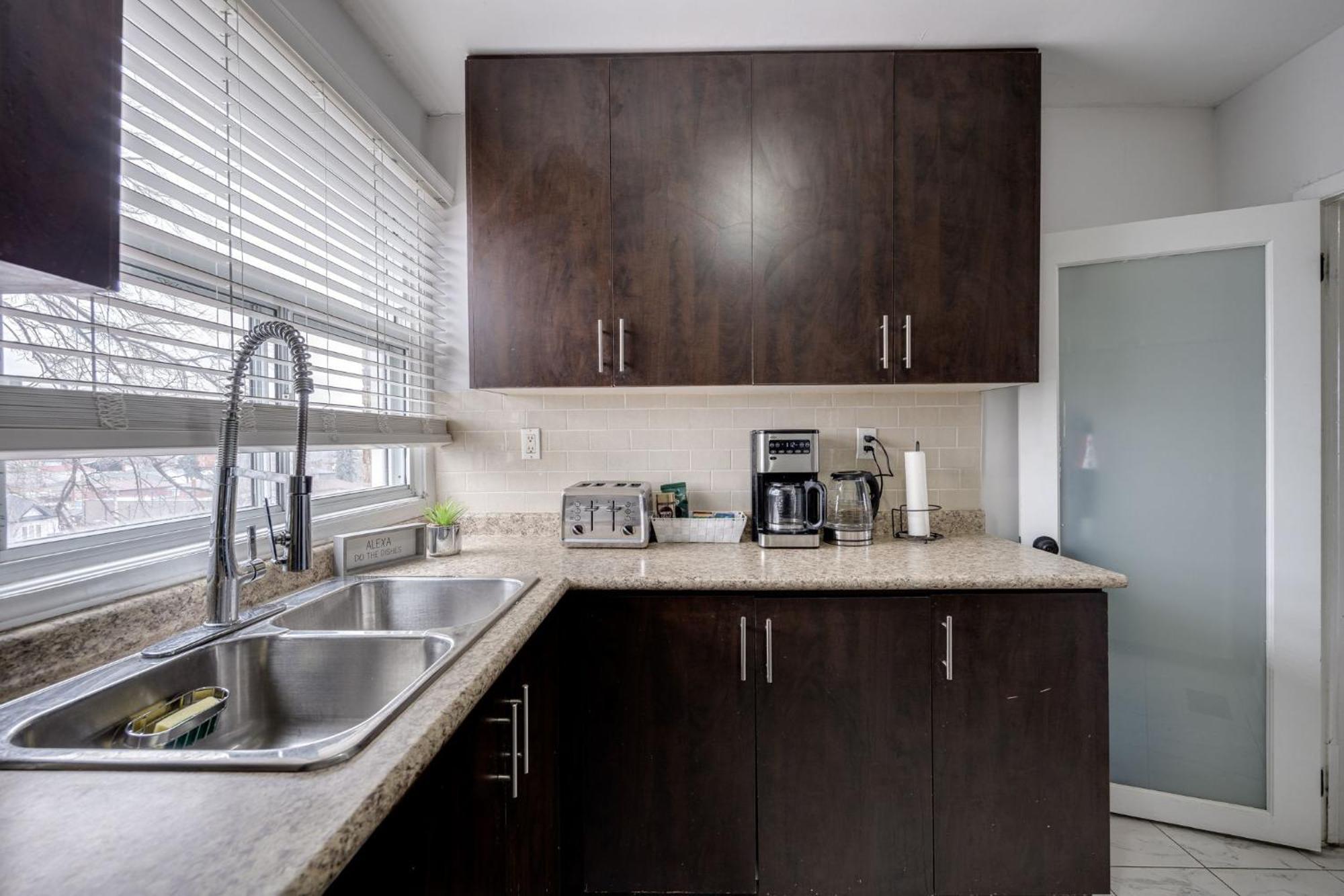 Eglinton West Guest Suite Торонто Екстериор снимка