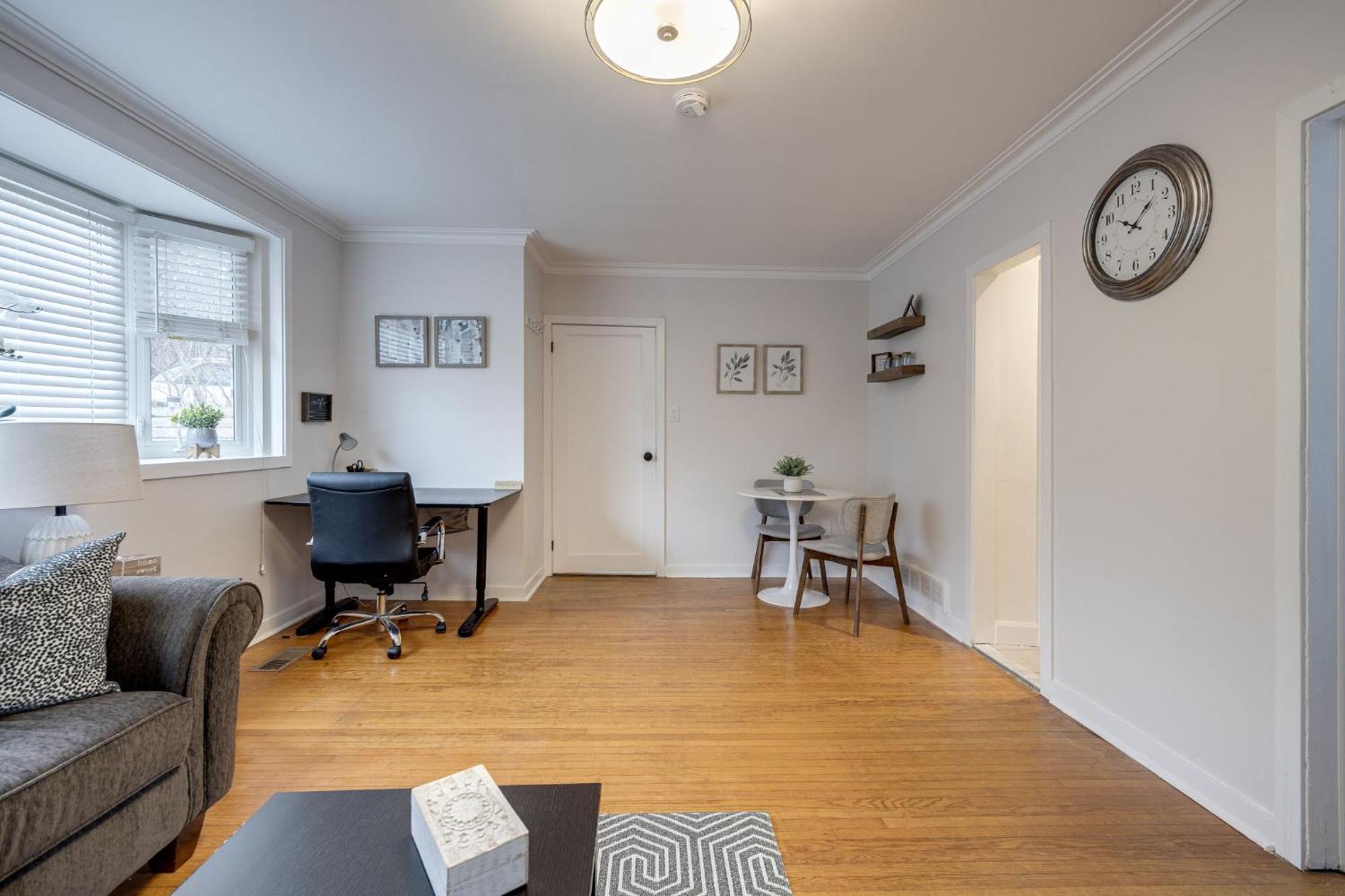 Eglinton West Guest Suite Торонто Екстериор снимка