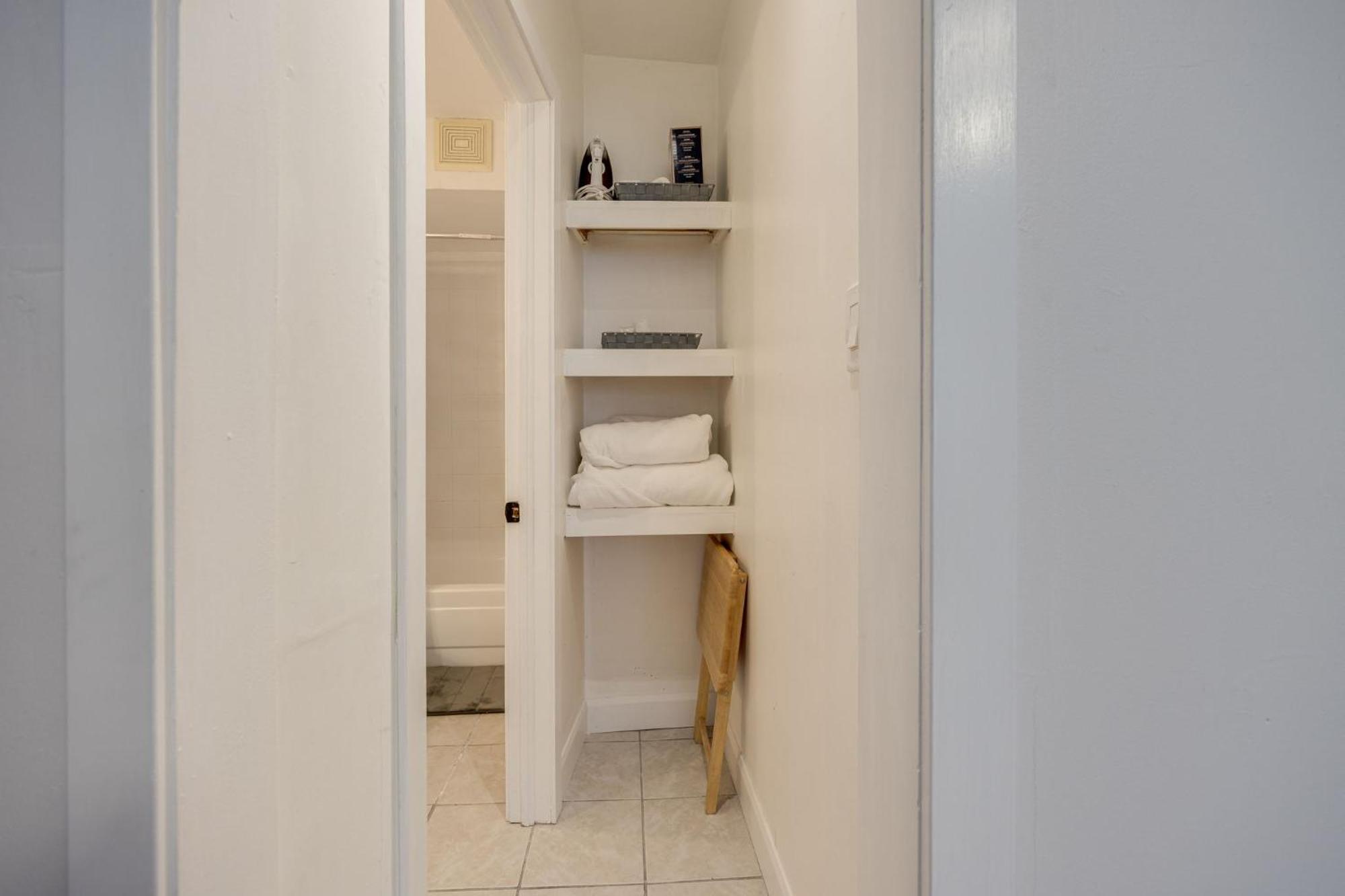 Eglinton West Guest Suite Торонто Екстериор снимка