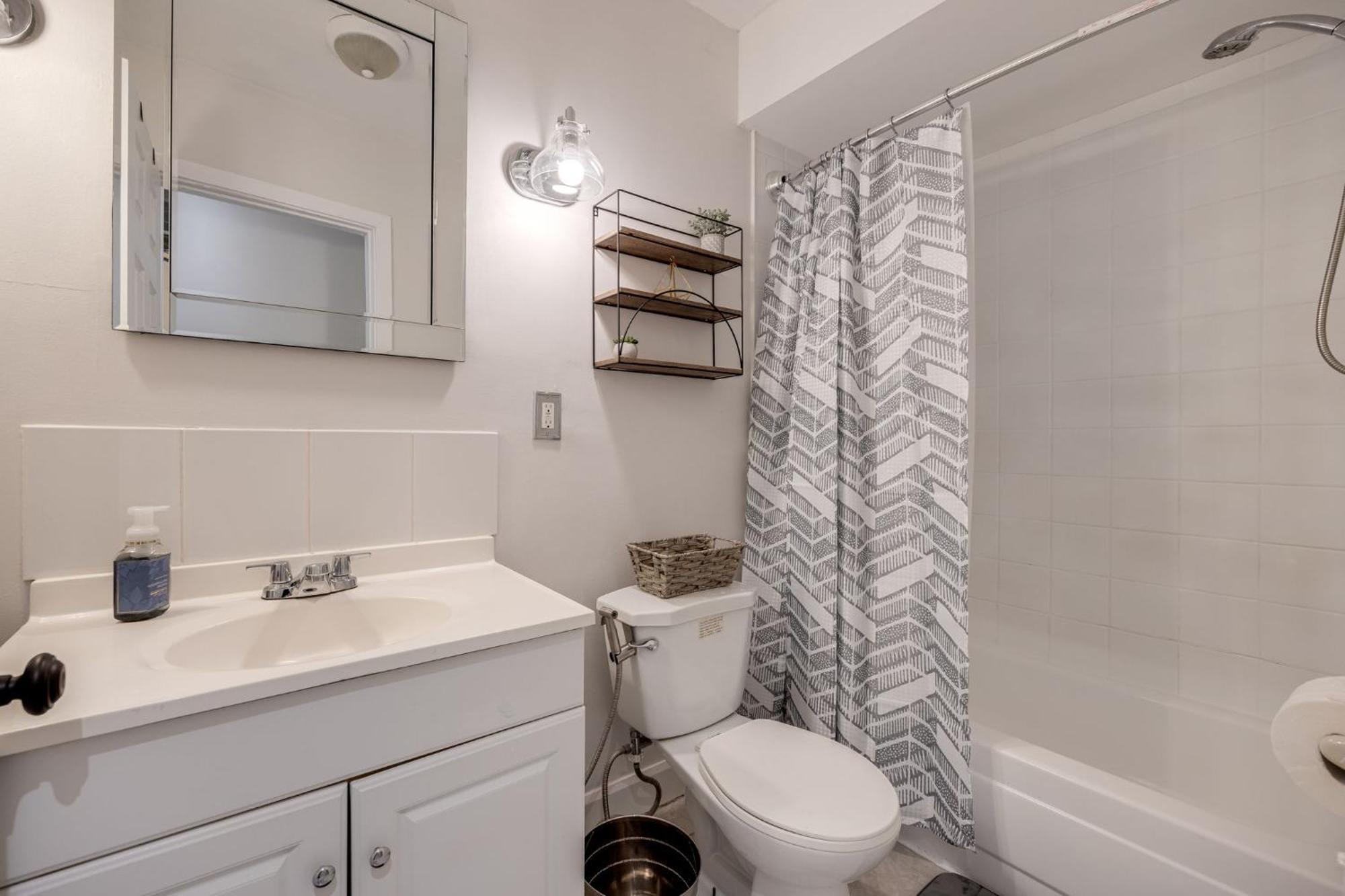 Eglinton West Guest Suite Торонто Екстериор снимка