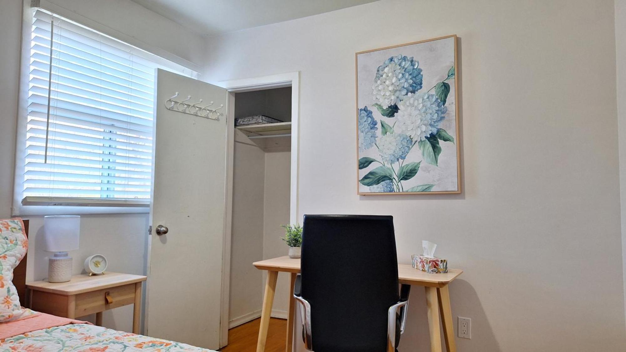 Eglinton West Guest Suite Торонто Екстериор снимка